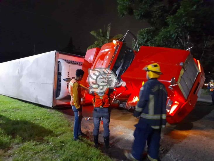 Vuelca tráiler en la Fortin- Huatusco; no hubo herido, solo daños materiales