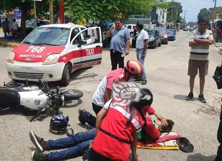 Motociclista chocó contra taxi en la colonia Tacoteno