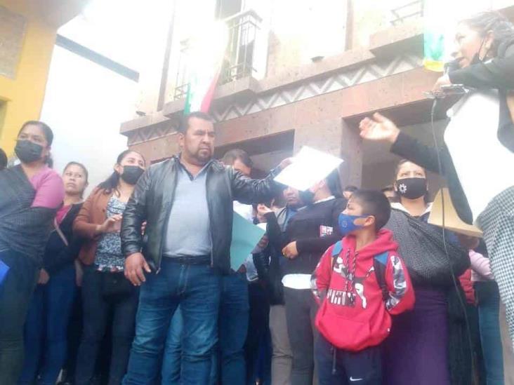 (+Video) En escuelas de Tehuipango, faltan más de un centenar de maestros