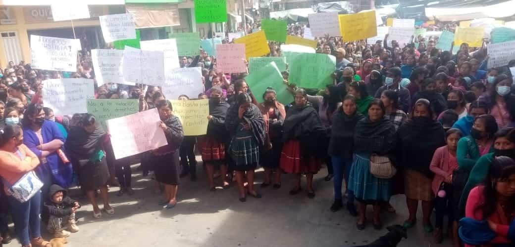 (+Video) En escuelas de Tehuipango, faltan más de un centenar de maestros