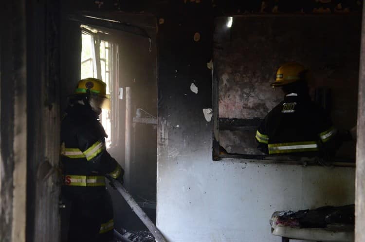 (Video) Se incendia vivienda en la colonia Benito Juárez en Veracruz