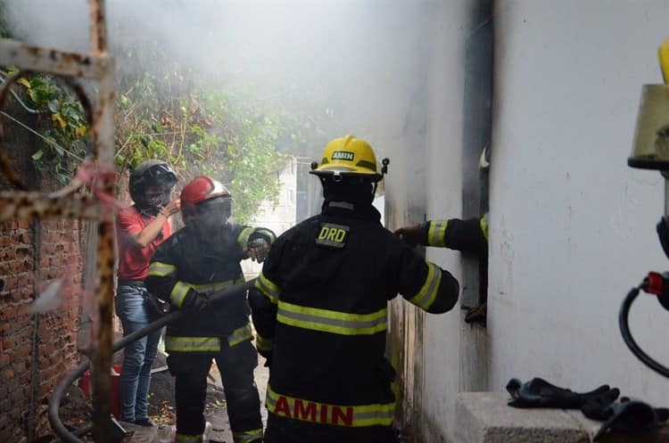 (Video) Se incendia vivienda en la colonia Benito Juárez en Veracruz