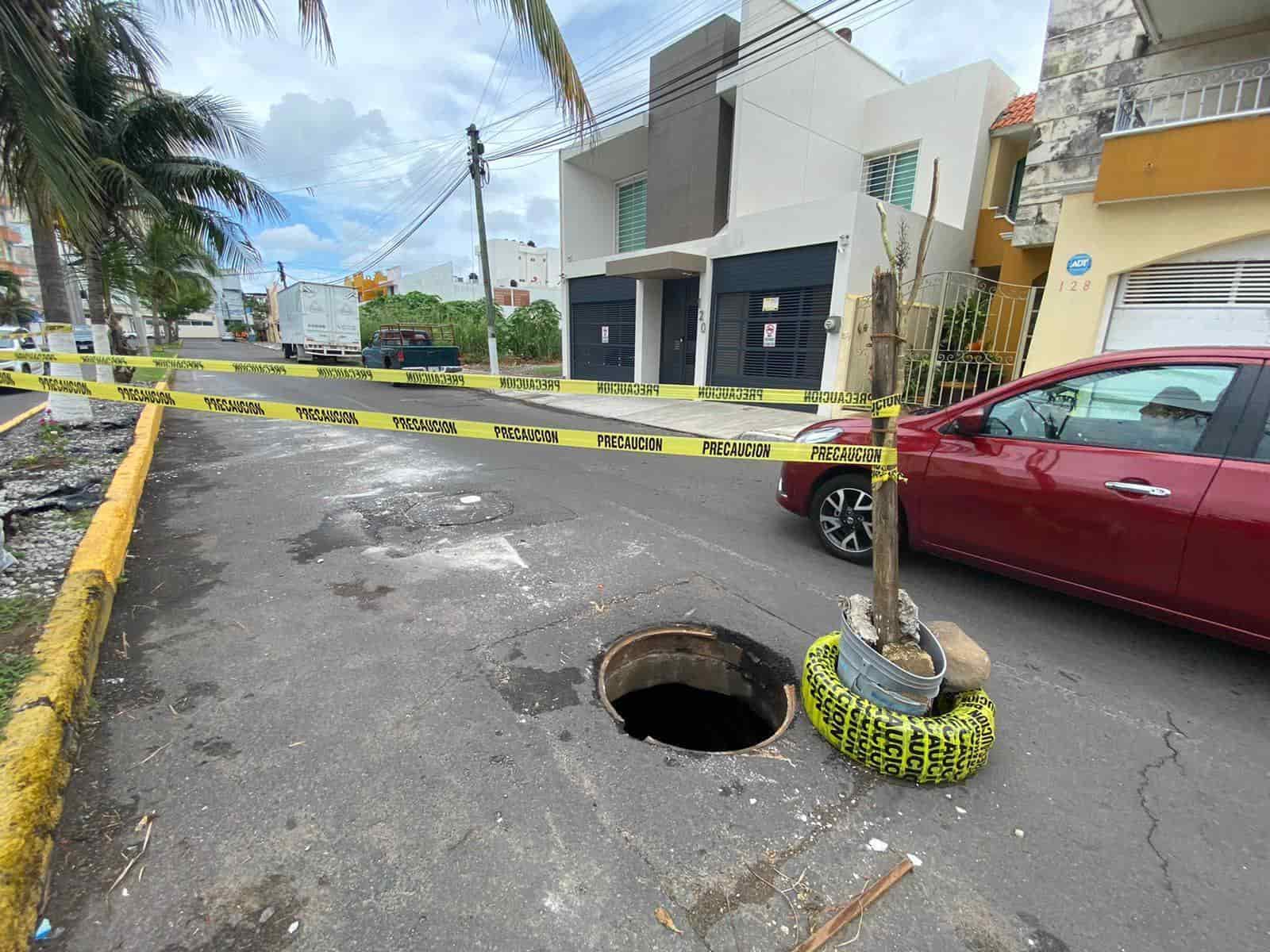 ¡En medio del carril! Vecinos alertan a conductores tras registro sin tapa