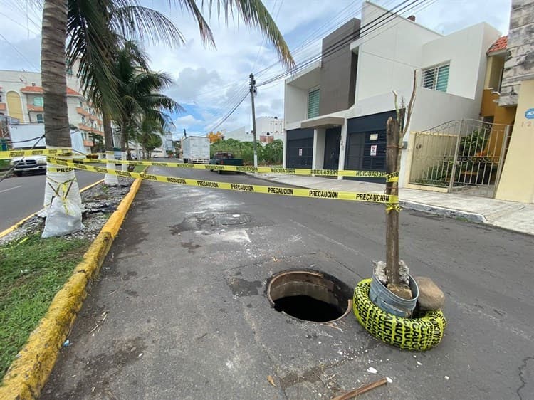 ¡En medio del carril! Vecinos alertan a conductores tras registro sin tapa