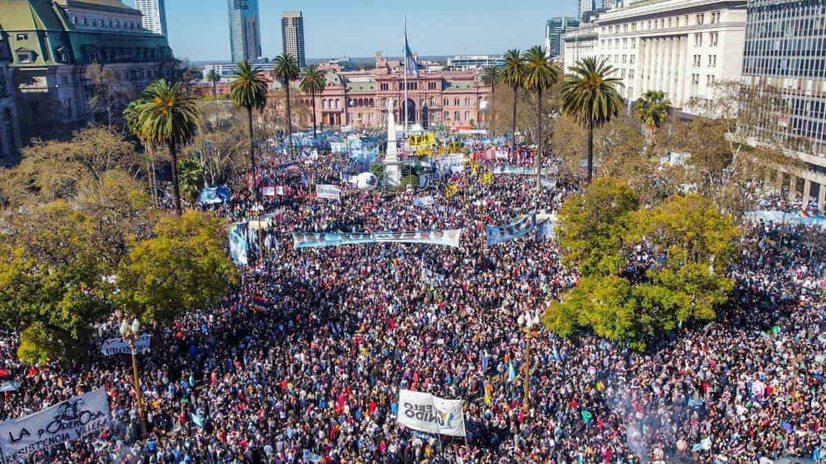 Multitudinaria marcha a Plaza de Mayo tras el ataque a Cristina Kirchner