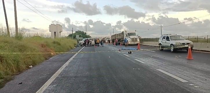 Mueren niña y papá atropellados por tráiler en la carretera Veracruz - Cardel