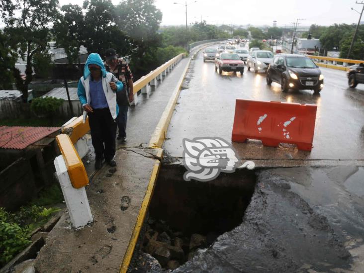 Lenta circulación por reparación de socavón en puente Palma Sola(+Video)