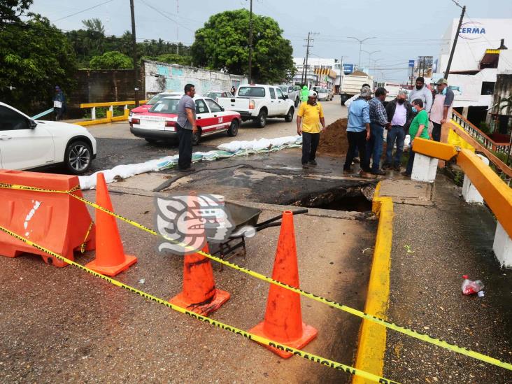 Lenta circulación por reparación de socavón en puente Palma Sola(+Video)