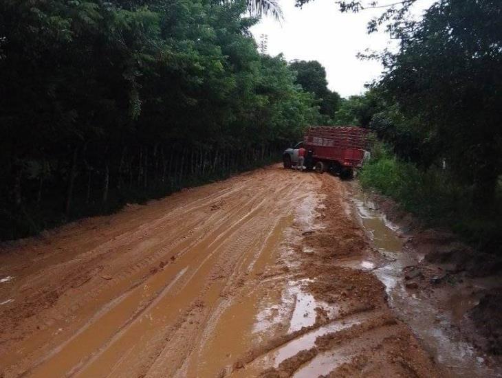 Lluvias destrozan camino rural en Minatitlán