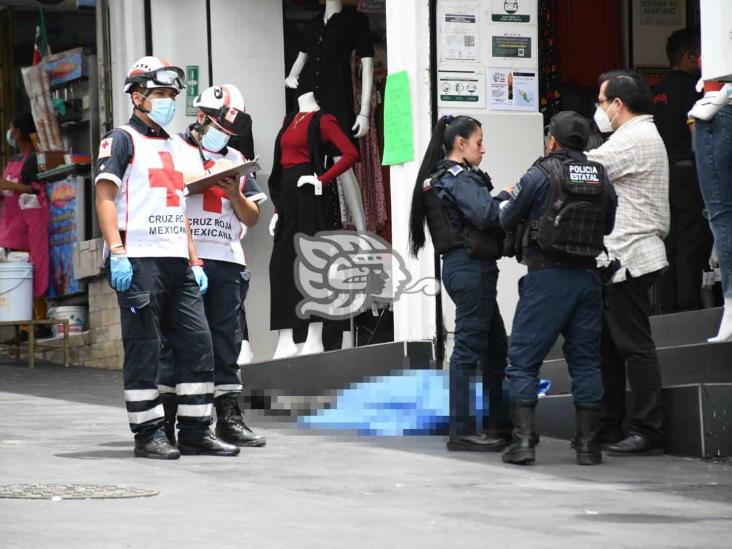 (+Video) Fallece hombre de la tercera edad en céntrica calle de Xalapa