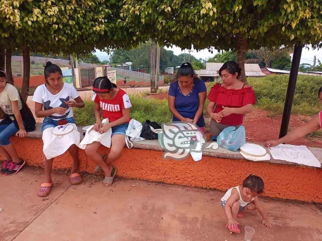 Se suman mujeres de Tatahuicapan al taller “bordando nuestras ideas” 