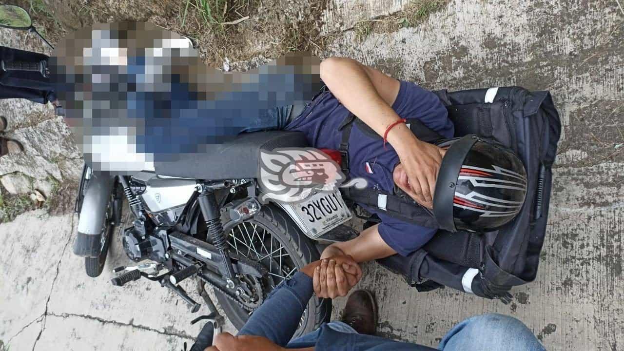 Joven motociclista derrapa en Xalapa; se fractura una extremidad