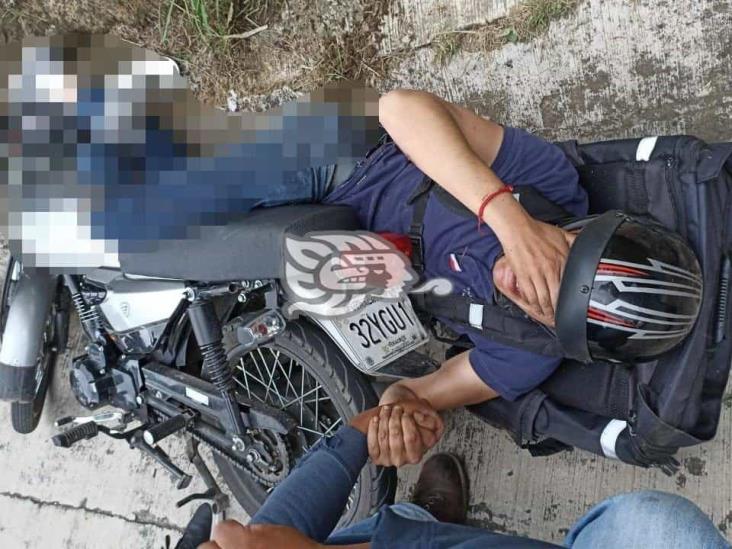 Joven motociclista derrapa en Xalapa; se fractura una extremidad