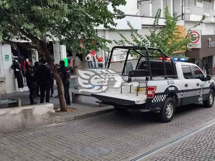 (+Video) Fallece hombre de la tercera edad en céntrica calle de Xalapa