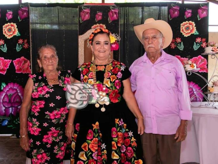 Colorida fiesta para celebrar los 51 años de Lupita Cabrera