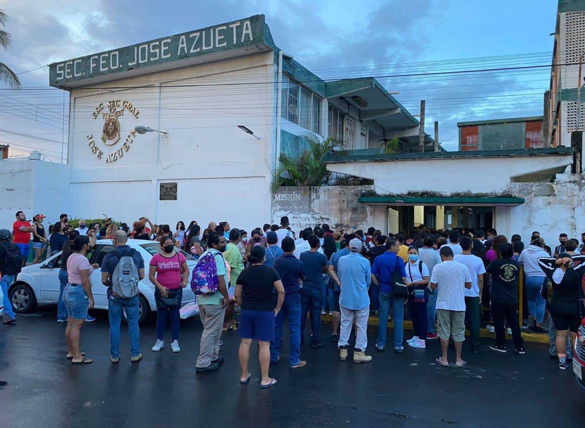 Alumnos de la secundaria José Azueta regresan a clases tras paro de maestros (+video)