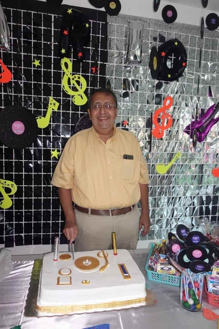 Mario López celebra 60 años de feliz existencia con fiesta de los 80s