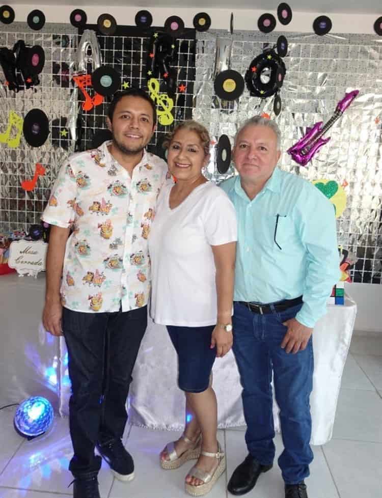 Mario López celebra 60 años de feliz existencia con fiesta de los 80s