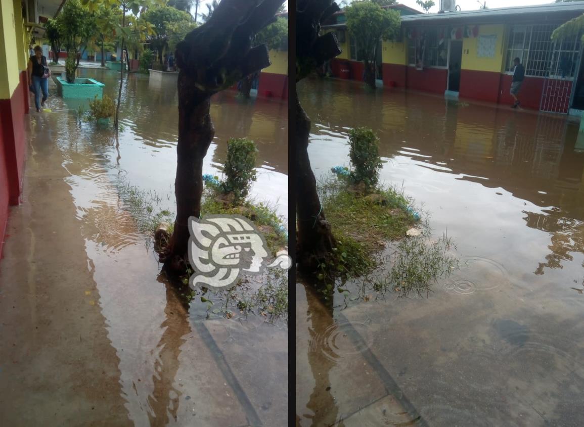 Se inunda Telesecundaria en Coatzacoalcos