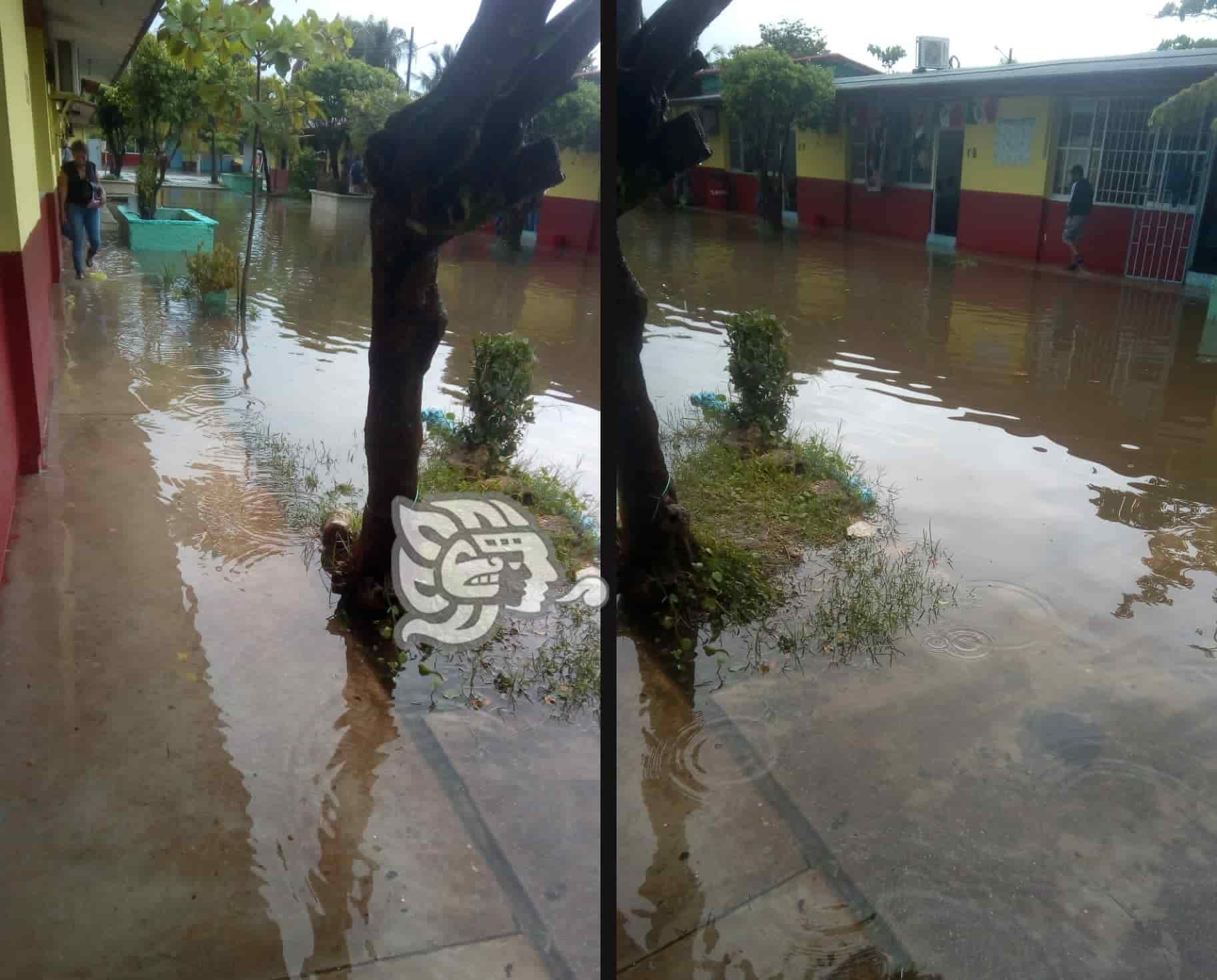 Se inunda Telesecundaria en Coatzacoalcos