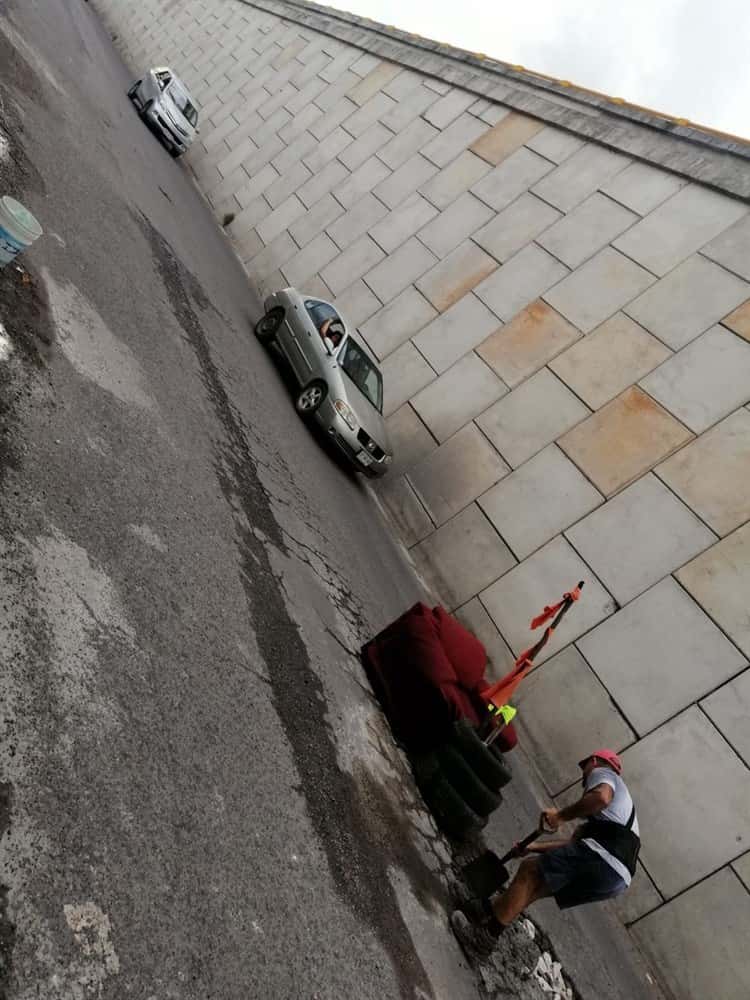 ¡Hasta el sofá! Vecinos de Río Medio tapan los baches para prevenir accidentes