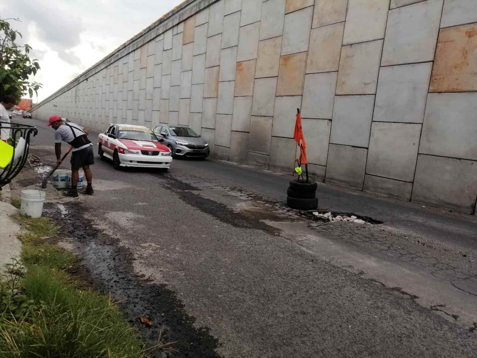 ¡Hasta el sofá! Vecinos de Río Medio tapan los baches para prevenir accidentes