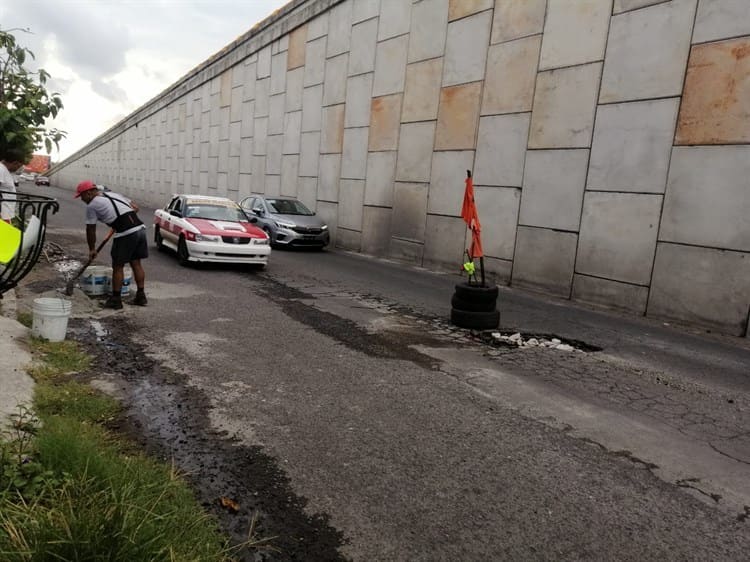 ¡Hasta el sofá! Vecinos de Río Medio tapan los baches para prevenir accidentes