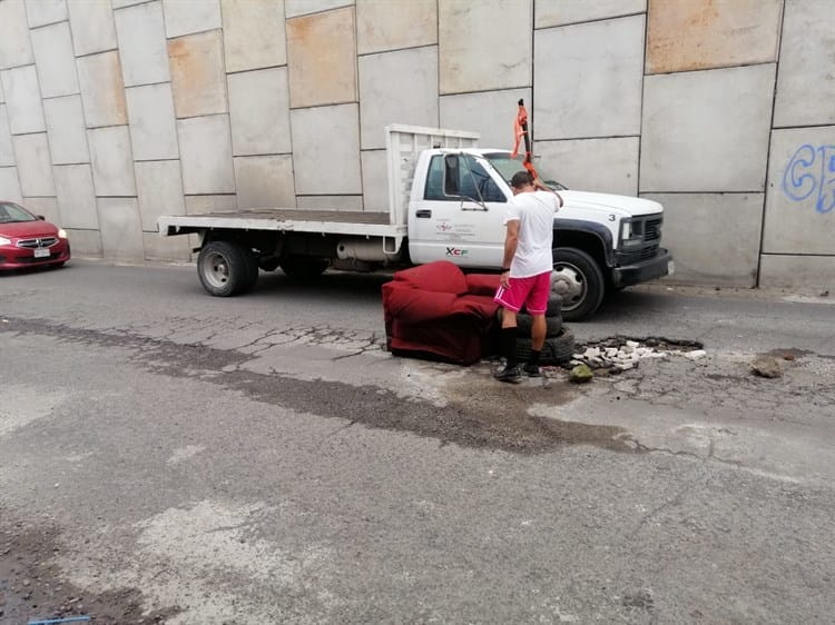 ¡Hasta el sofá! Vecinos de Río Medio tapan los baches para prevenir accidentes