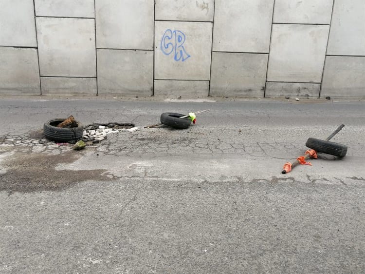 ¡Hasta el sofá! Vecinos de Río Medio tapan los baches para prevenir accidentes