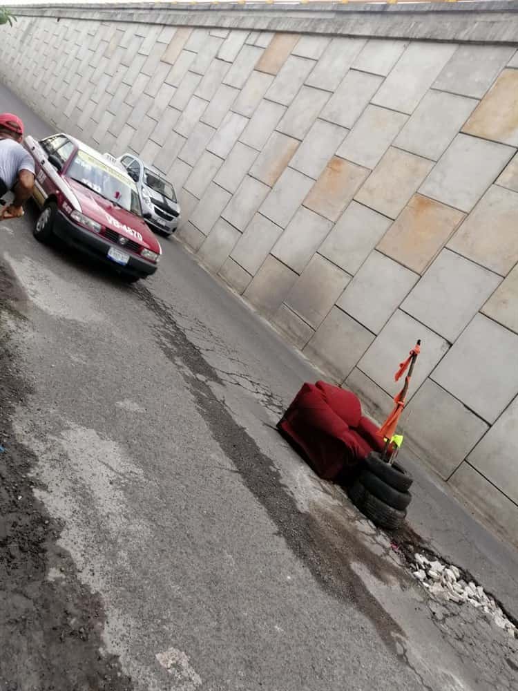 ¡Hasta el sofá! Vecinos de Río Medio tapan los baches para prevenir accidentes