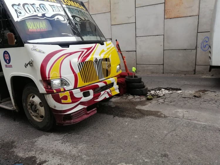 ¡Hasta el sofá! Vecinos de Río Medio tapan los baches para prevenir accidentes