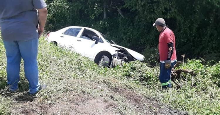 Conductora pierde el control y se sale del camino en la autopista Veracruz-Córdoba