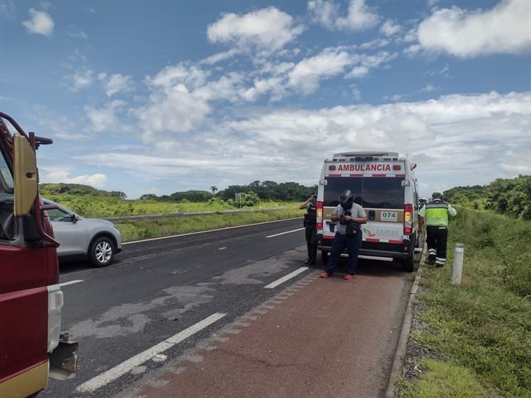 Conductora pierde el control y se sale del camino en la autopista Veracruz-Córdoba