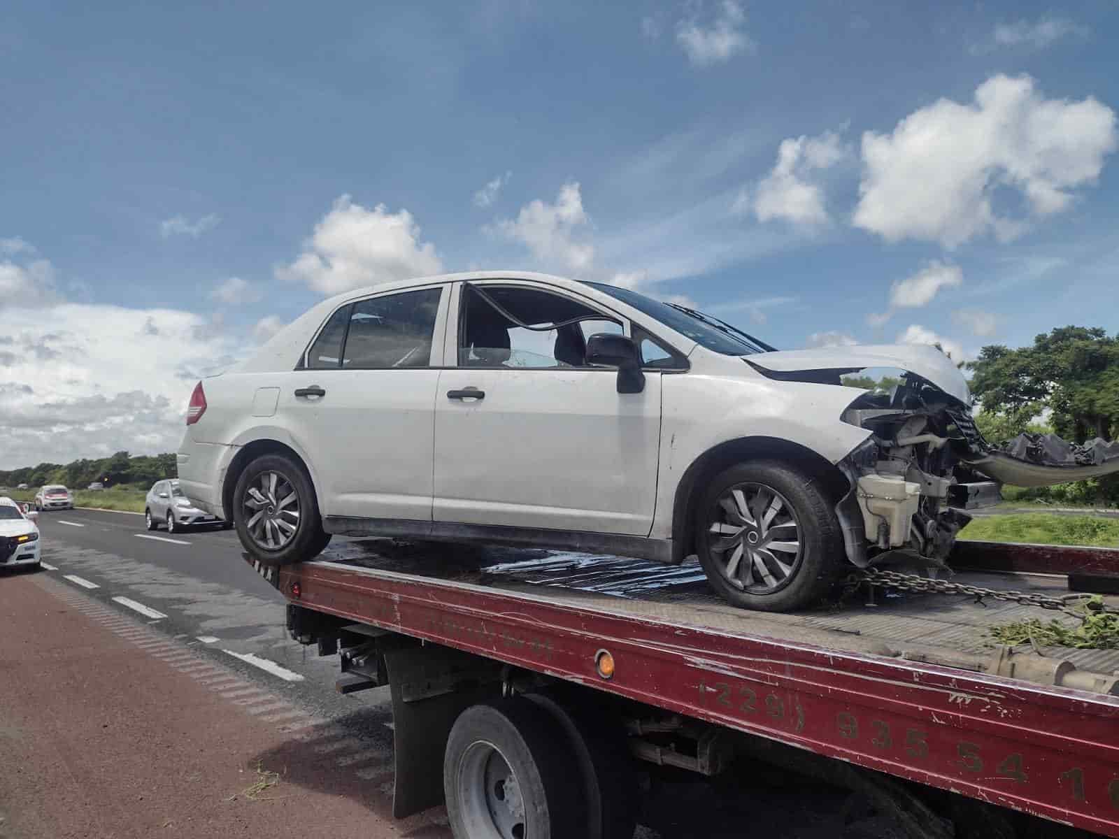 Conductora pierde el control y se sale del camino en la autopista Veracruz-Córdoba