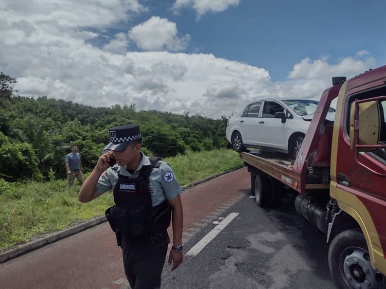 Conductora pierde el control y se sale del camino en la autopista Veracruz-Córdoba