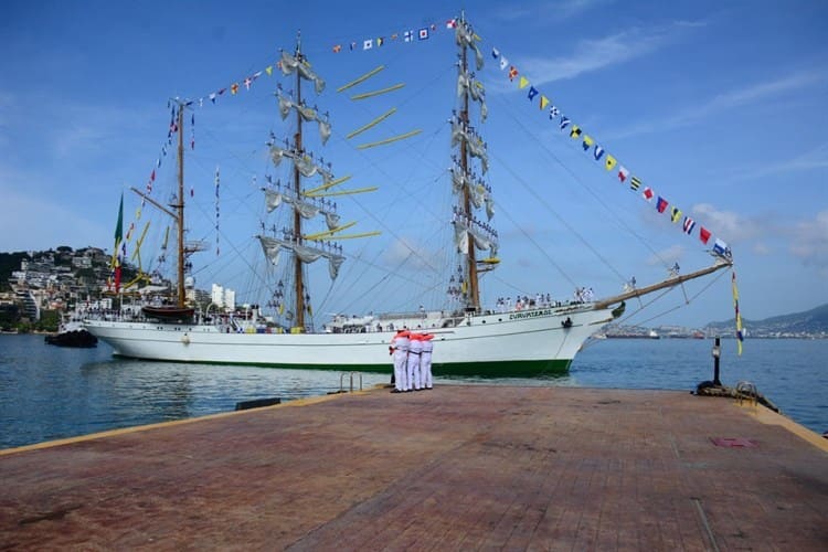 Llega el buque Escuela Velero Cuauhtémoc al puerto de Acapulco