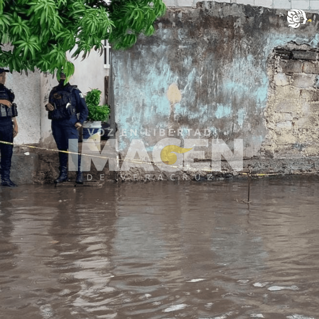 Vecina encontró un bulto, lo movió y era un muerto flotando en inundación de Veracruz