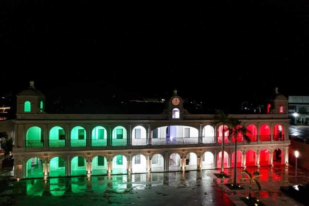 Ayuntamiento de Boca del Río se ilumina con los colores patrios