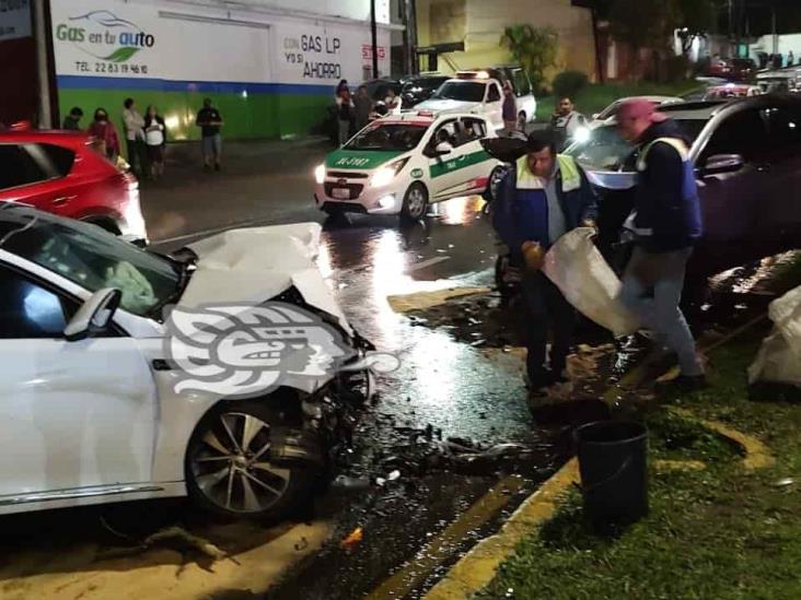 Aparatoso choque en bulevar Banderilla deja 4 heridos