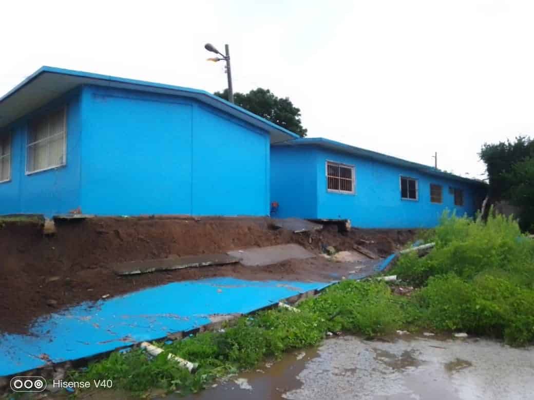 Cae barda en escuela de colonia Tarimoya por lluvias en Veracruz