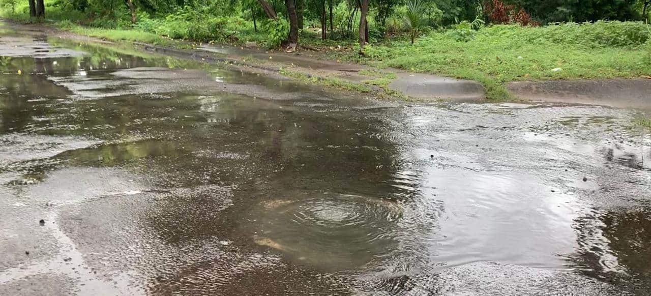 Vecinos de Lomas del Coyol urgen que les desazolven el drenaje; brota con las lluvias