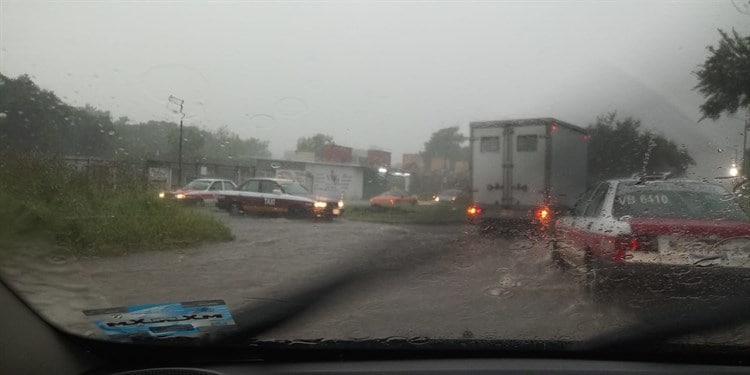 ¡Auto bajo el agua! Reportan inundaciones en Veracruz por lluvias (+video)