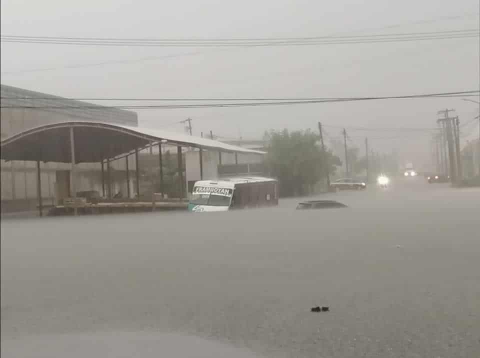 ¡Auto bajo el agua! Reportan inundaciones en Veracruz por lluvias (+video)