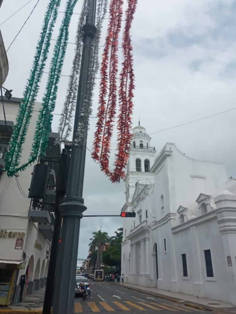 Colocan adornos patrios en centro de Veracruz