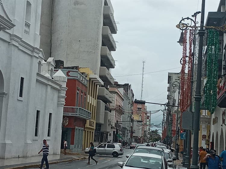 Colocan adornos patrios en centro de Veracruz