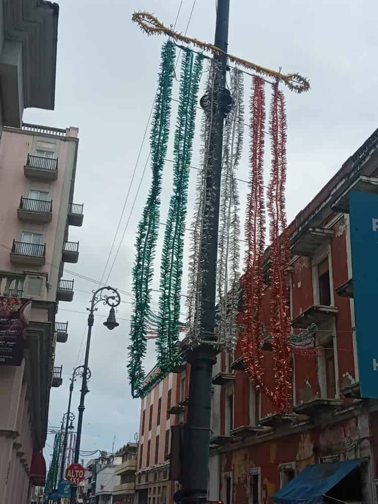 Colocan adornos patrios en centro de Veracruz