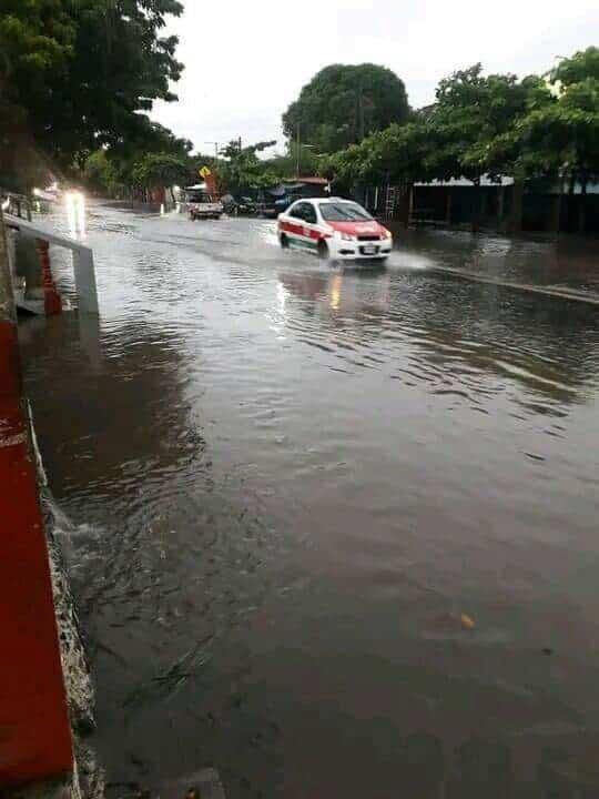 ¡Bajo el agua! Se inunda carretera federal en Puente Jula