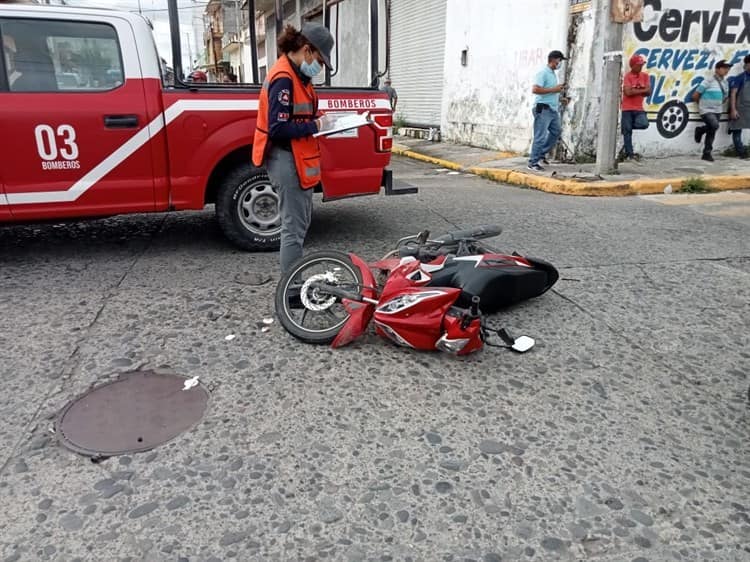 Automovilista embiste a motociclistas en Tierra Blanca; hay 2 heridos