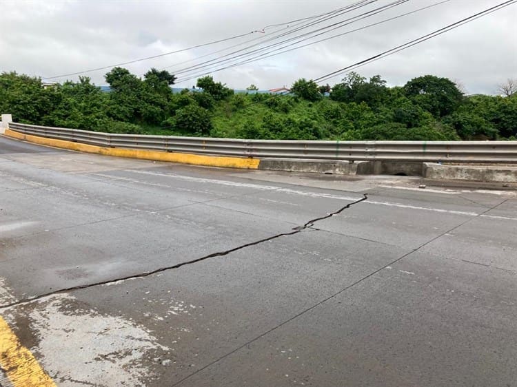 Preocupa a vecinos grieta en puente Torrentes de Veracruz