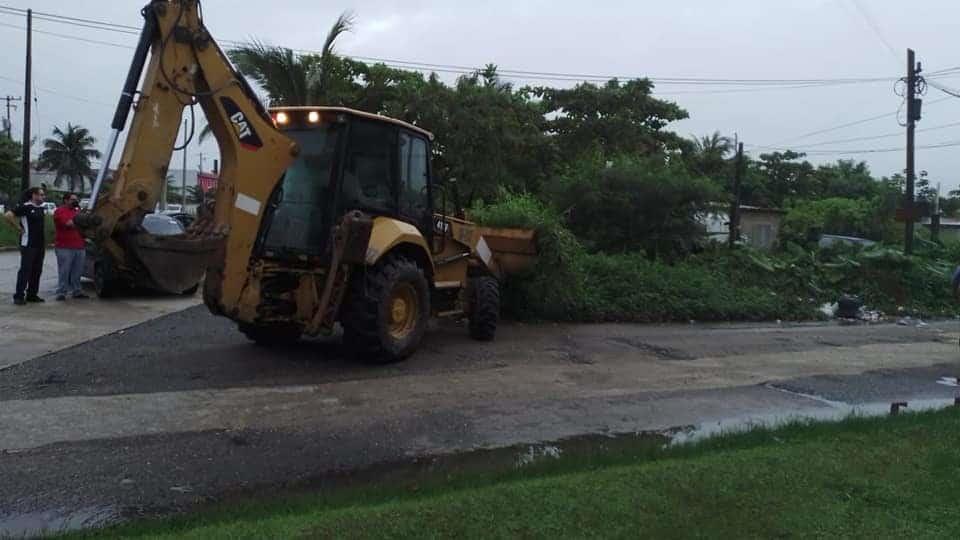 Gobierno de Coatzacoalcos continúa trabajando en el desazolve de canales